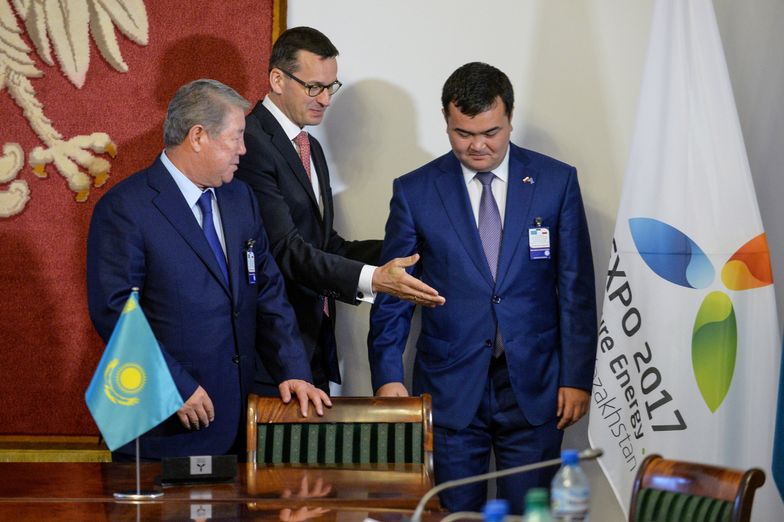 Wicepremier Mateusz Morawiecki oraz minister rozwoju i inwestycji Kazachstanu Żenis Kasymbek (z prawej) i prezes ASTANA EXPO 2017 Achmietżan Jesimow.