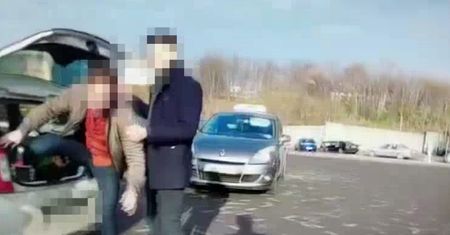Bracia podwozili kolegę na dworzec autobusowy w bagażniku. Mieli pecha – jechali za nimi policjanci w BMW