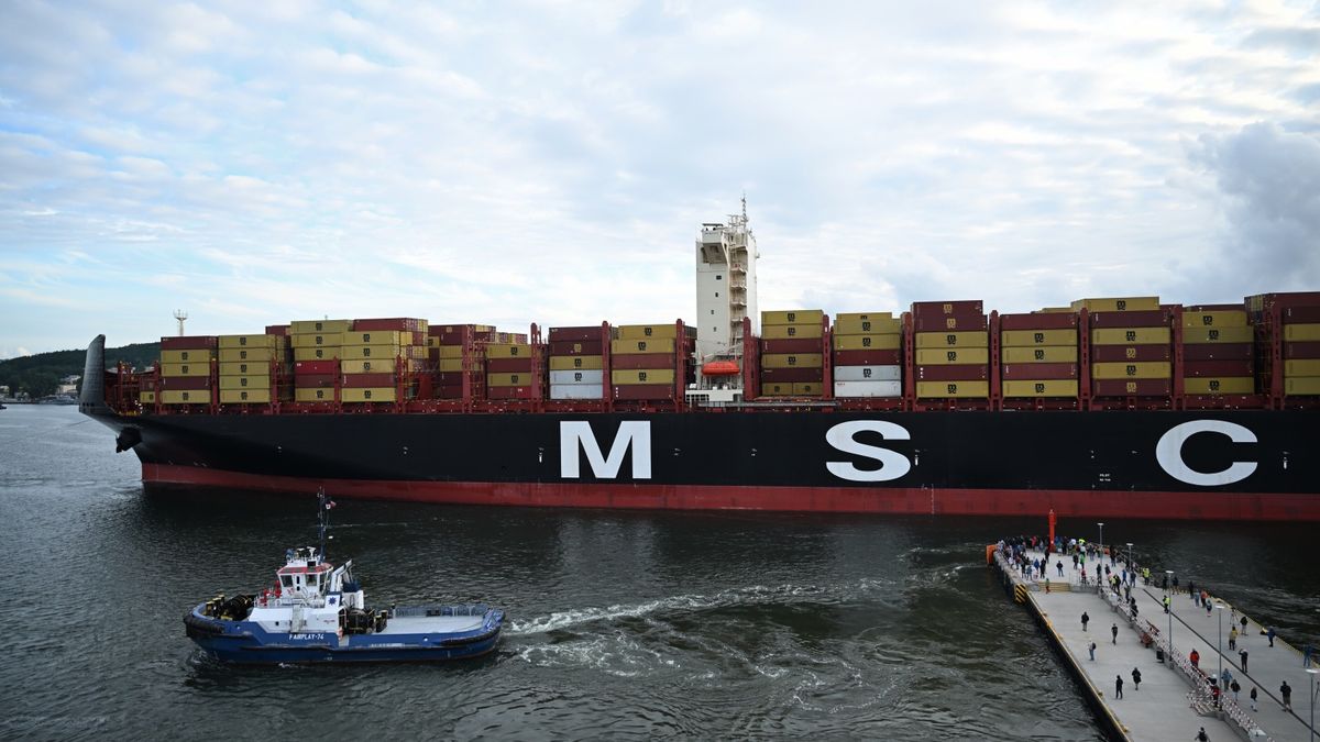 Kontenerowiec MSC Venice wpływa do portu w Gdyni