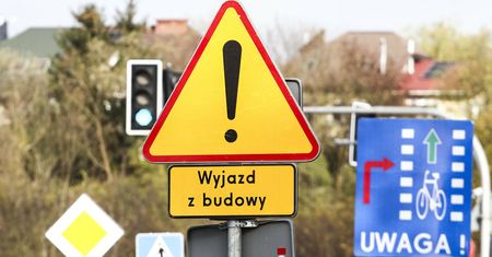 Chaos na polskich drogach. Raport: 161 znaków na jednym skrzyżowaniu