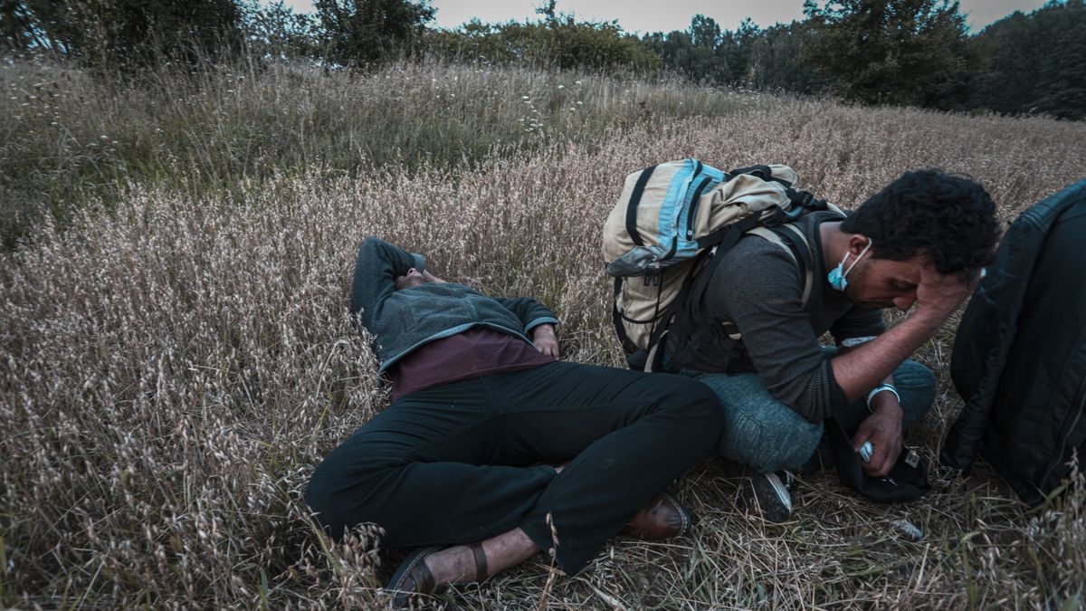 Polska wzmacnia wschodnią ścianę. Na zdjęciu, które wykonano 14 sierpnia br., widać migrantów z Iraku w gminie Szudziałowo