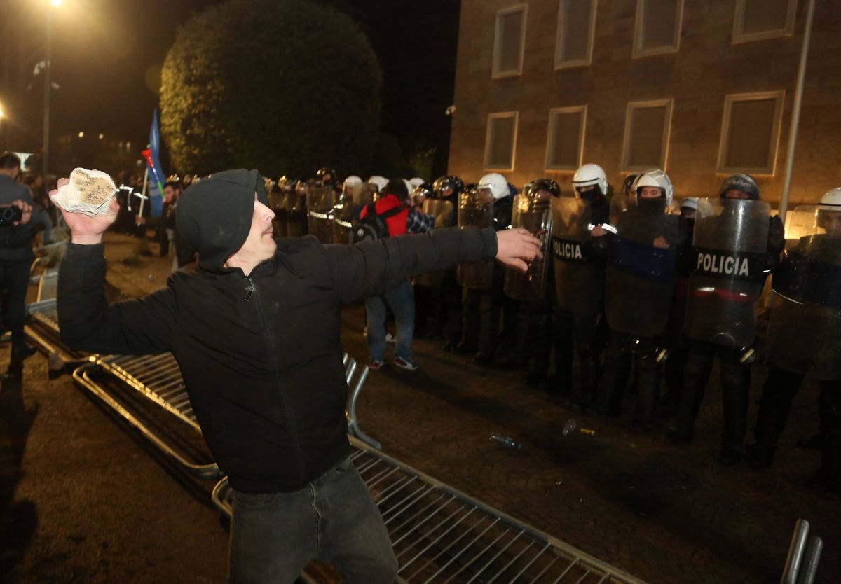 tirana, albania, demonstracje, koktaile, koktajl mołotowa Albania w ogniu. W Tiranie poleciały koktajle Mołotowa