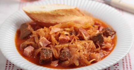 Ten sposób powinien znać każdy. Oto jak uratować przypalony bigos