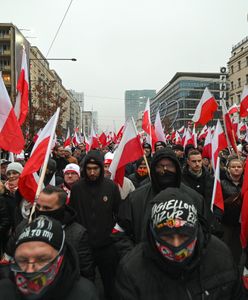 Tłum za nic ma przepisy. Odpalają race jedna za drugą