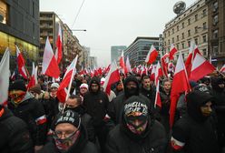 Tłum za nic ma przepisy. Odpalają race jedna za drugą