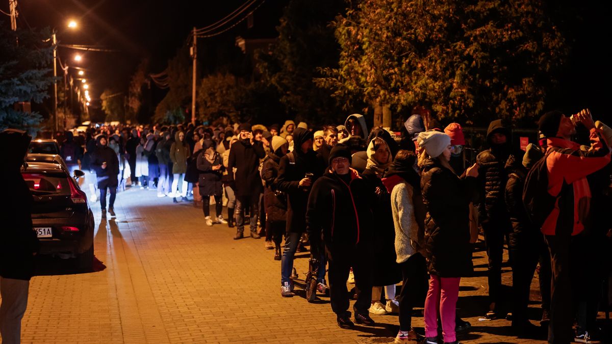 Wroclaw 16.10.2023: Pomimo poznych godzin nocnych na wroclawskim osiedlu Jagodno w komisji obwodowej numer 148 nada prawie 900 osob czeka na oddanie glosu. n/z ogromna nocna kolejka do glosowania,Image: 814005619, License: Rights-managed, Restrictions: , Model Release: no, Credit line: Krzysztof Zatycki / Forum
Krzysztof Zatycki / Forum
Dolnyslask, Frekfencja, Glosowanie, Kolejka, Lokal wyborczy, Ludzie, Miasto, Nocna Kolejka, Nocne glosowanie, Polityka, Prawo, Wroclaw, Wybor, Wybory, Wybory 2023, Wybory w Polsce