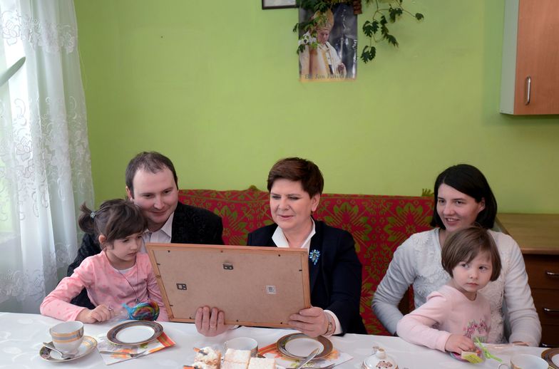Premier Beata Szydło zainaugurowała działanie programu "Rodzina 500 plus" i odwiedziła rodzinę na Mazowszu.