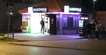 Handlarze z Mielna znaleźli sposób na nocną prohibicję. "Piwo muszę panu otworzyć"