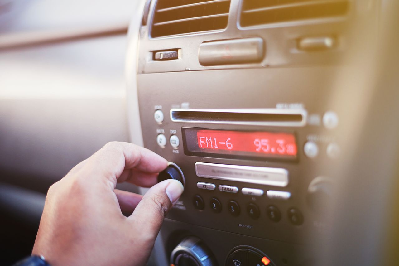 Przemysław Sasowski dołącza do Radia Rekord. Były prezenter VOX FM poprowadzi pasmo popołudniowe