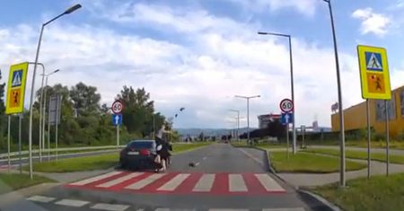 BMW "skosiło" trzech nastolatków na pasach. Nagranie z Nowego Sącza