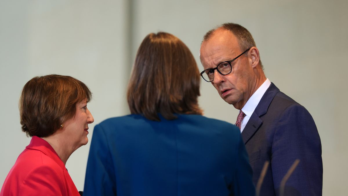 Friedrich Merz, Germany's chancellor, right, speaks with Hildegard Mueller, president of VDA, left, and Christiane Benner, chairwoman of IG Metall, following an auto industry summit in Berlin, Germany, on Thursday, Oct. 9, 2025. Merz's ruling alliance agreed on new purchase incentives for zero-emission vehicles worth 3 billion ($3.5 billion) through 2029, part of his government's broader effort to support the nation's ailing carmakers. Photographer: Krisztian Bocsi/Bloomberg via Getty Images