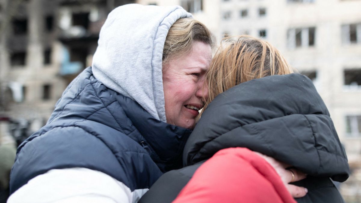 Kobiety przed ostrzelanym blokiem w Kijowie