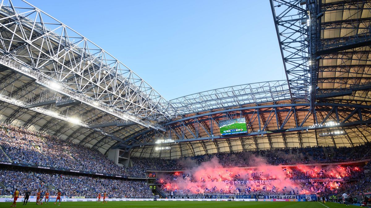 stadion Lecha Poznań wypełniony kibicami podczas 34 kolejki PKO Ekstraklasy