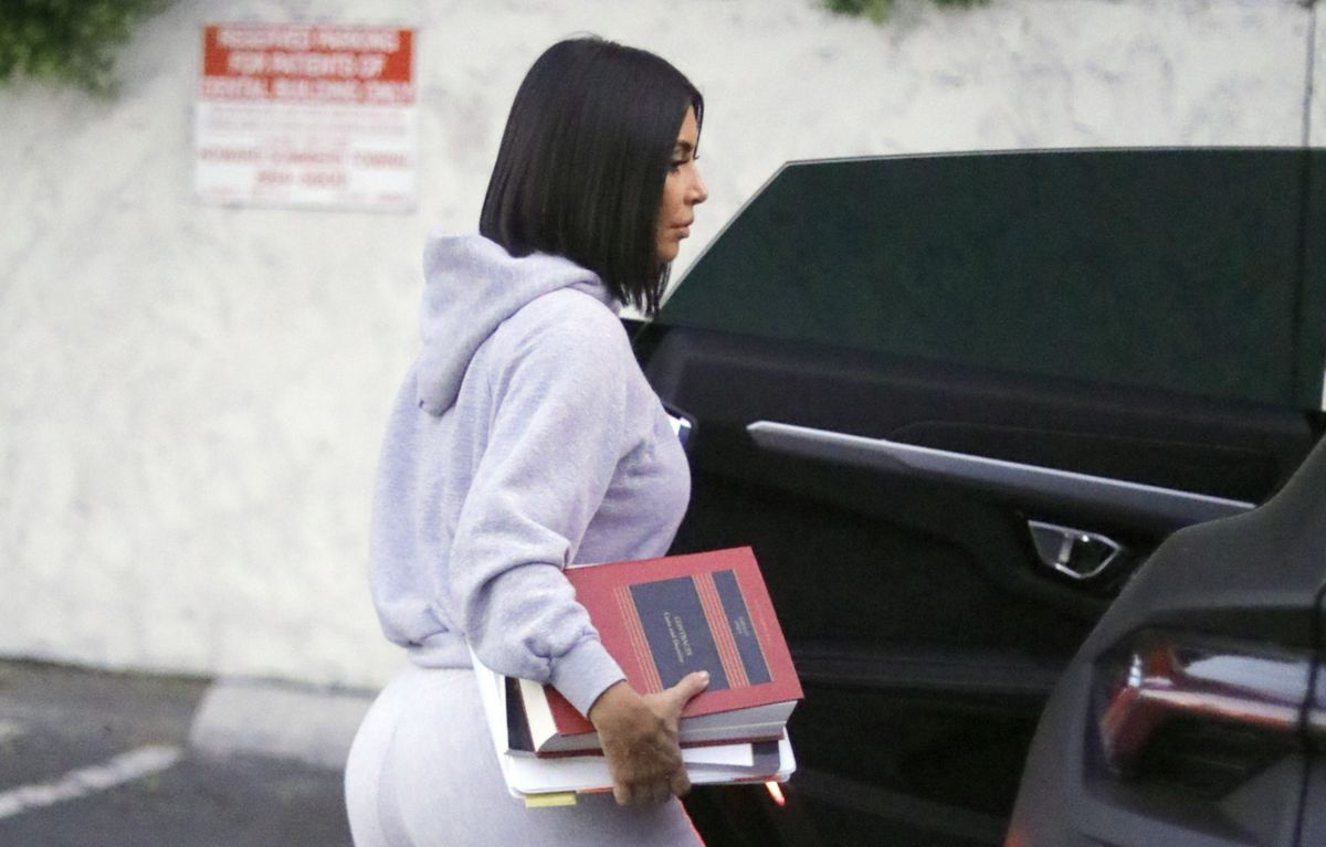Kim Kardashian niesie mądre książki. Celebrytka nadal chce zostać prawniczką
