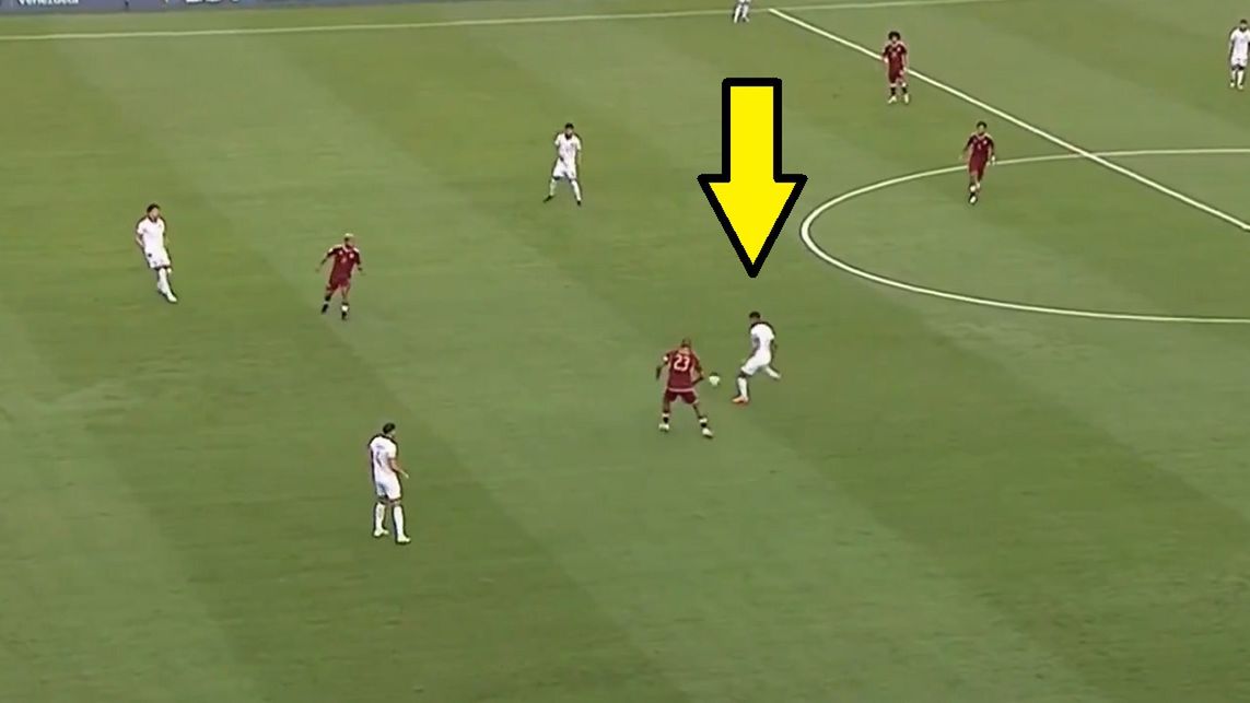 Twitter / Screen / Eleven Sports / Na zdjęciu: Hector Cuellar strzelił kuriozalnego gola samobójczego