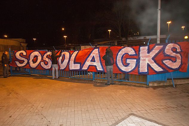 Kibice rozwiesili w parku maszyn transparent "SOS dla GKS" (fot. Tomasz Oktaba)