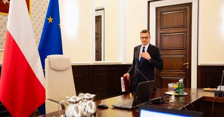 Kancelaria Premiera kupiła 50 tys. flag. Wątpliwości przetargowe - cena wyższa niż rynkowa