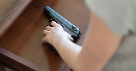 Tragedia w Kalifornii. Dwulatek zastrzelił matkę