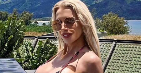 50-letnia Aneta Glam WYTARZAŁA się w piachu i zapozowała topless. Imponująca sylwetka? (FOTO)