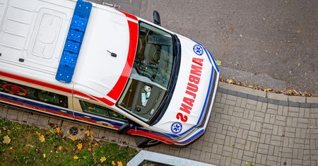 Wypadek karetki na sygnale w Radomiu. Pięć osób w szpitalu