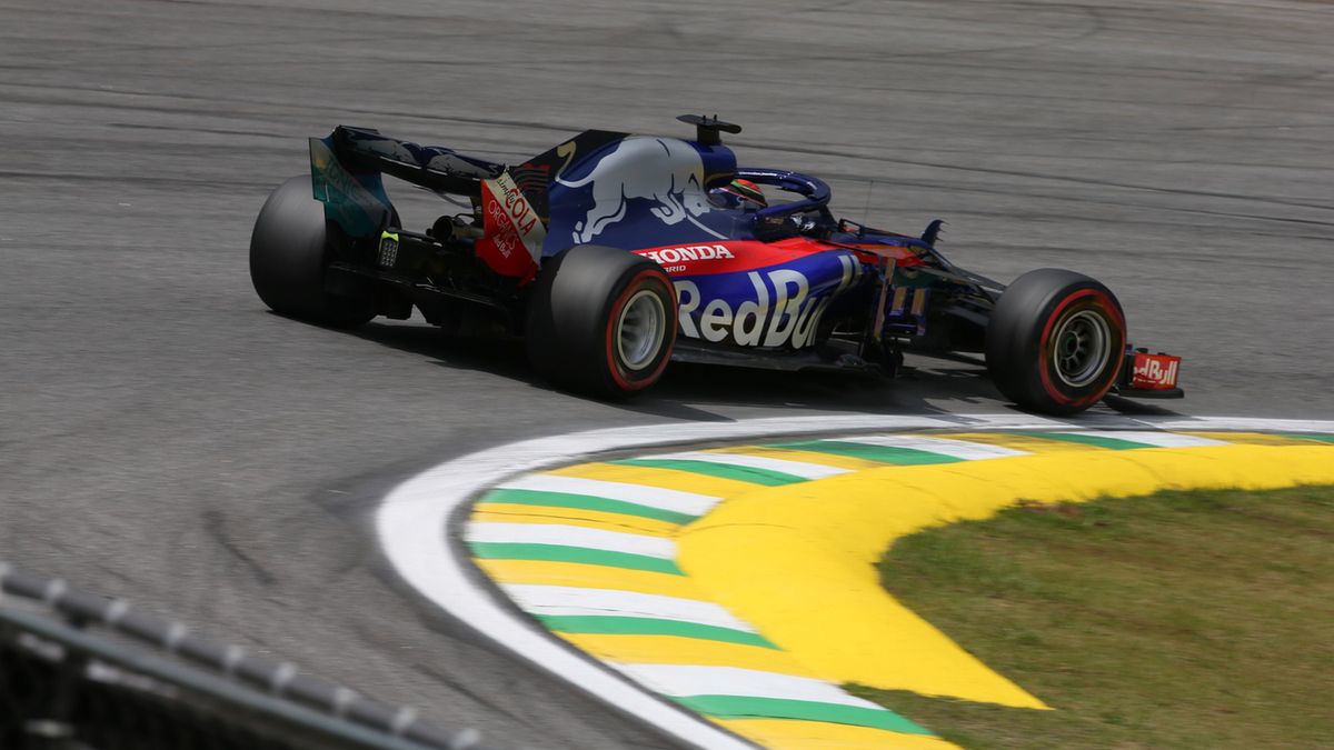 samochód Toro Rosso na torze w Brazylii
