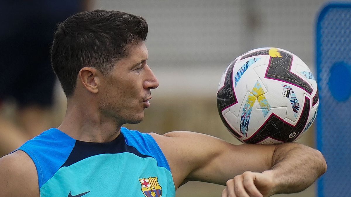 PAP/EPA / Enric Fontcuberta / Na zdjęciu: Robert Lewandowski