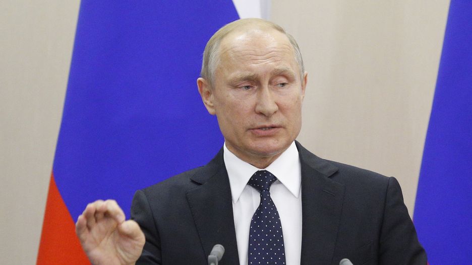 Russian president vladimir Putin meets German Chancellor Angela Merkelepa06747287 Russian President Vladimir Putin gestures during a joint news conference with German Chancellor Angela Merkel (unseen) following their talks at the Bocharov Ruchei residence in the Black sea resort of Sochi, Russia, 18 May 2018. Angela Merkel pays a working visit to Russia to discuss the development of Russian-German relations as well as international issues such as Iranian nuclear program, situation in Syria and conflict settlement in Ukraine.  EPA/SERGEI CHIRIKOV 
Dostawca: PAP/EPA.SERGEI CHIRIKOV