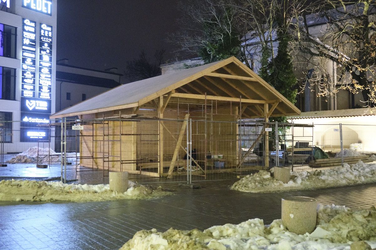 Montaż szopki bożonarodzeniowej w centrum Lublina