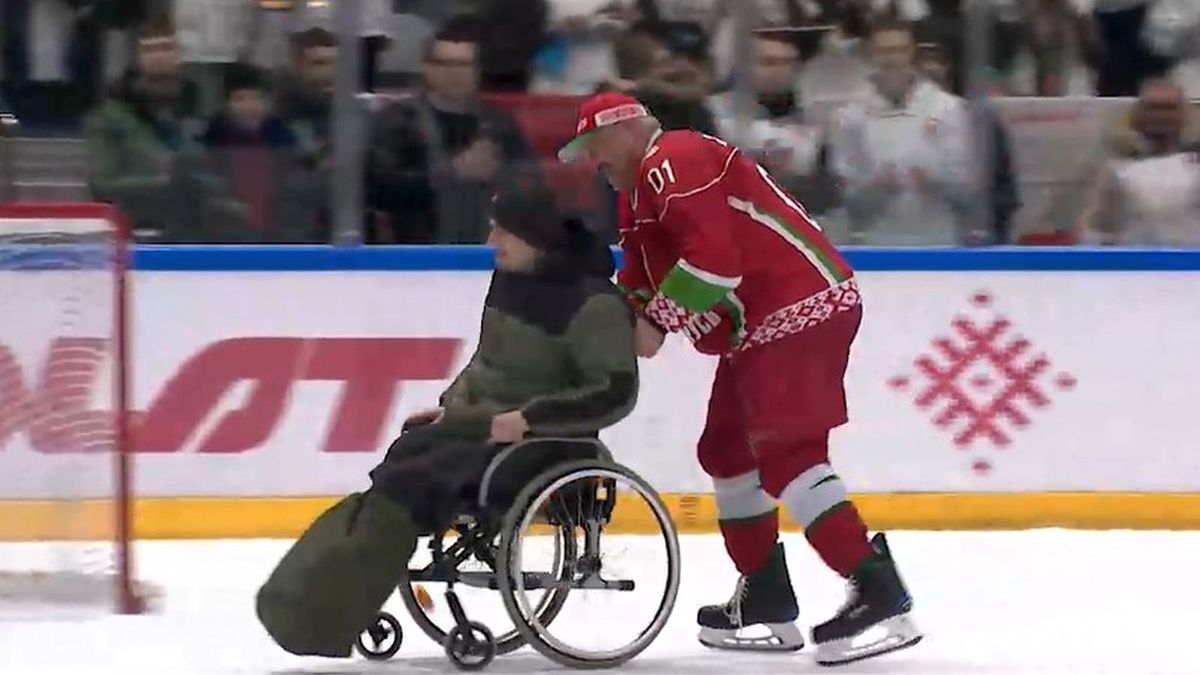 Dyktator Łukaszenka woził po tafli lodowej żołnierza
