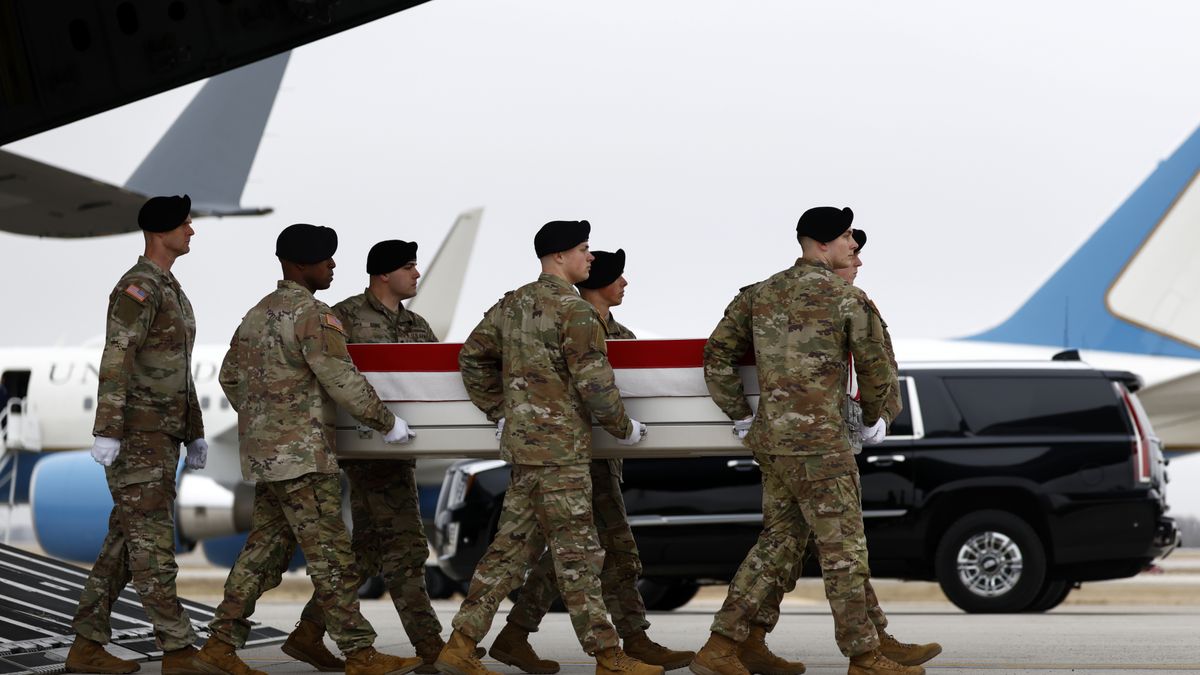 A US Army carry team moves a flag-draped transfer case containing the remains of Captain Cody A Khork during a dignified transfer of six fallen US service members at Dover Air Force Base in Dover, Delaware, USA, 07 March 2026. The remains of the soldiers from the 103rd Sustainment Command are being returned to the United States after they were killed in a drone attack in Kuwait. EPA/WILL OLIVER Dostawca: PAP/EPA.