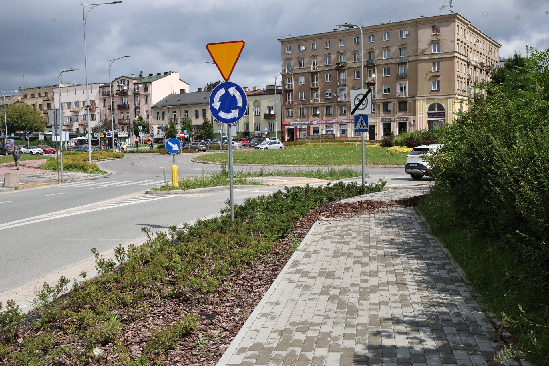 Zalane było Rondo Giedroycia, u zbiegu ulic Paderewskiego, Ogrodowej i Żytniej w Kielcach. Samochody dosłownie pływały.