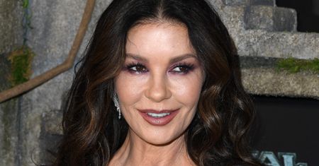 Catherine Zeta-Jones w prześwitach i koronkach. Zżyła się z serialową postacią?