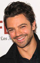 Dominic Cooper wypowie tylko kilka zdań