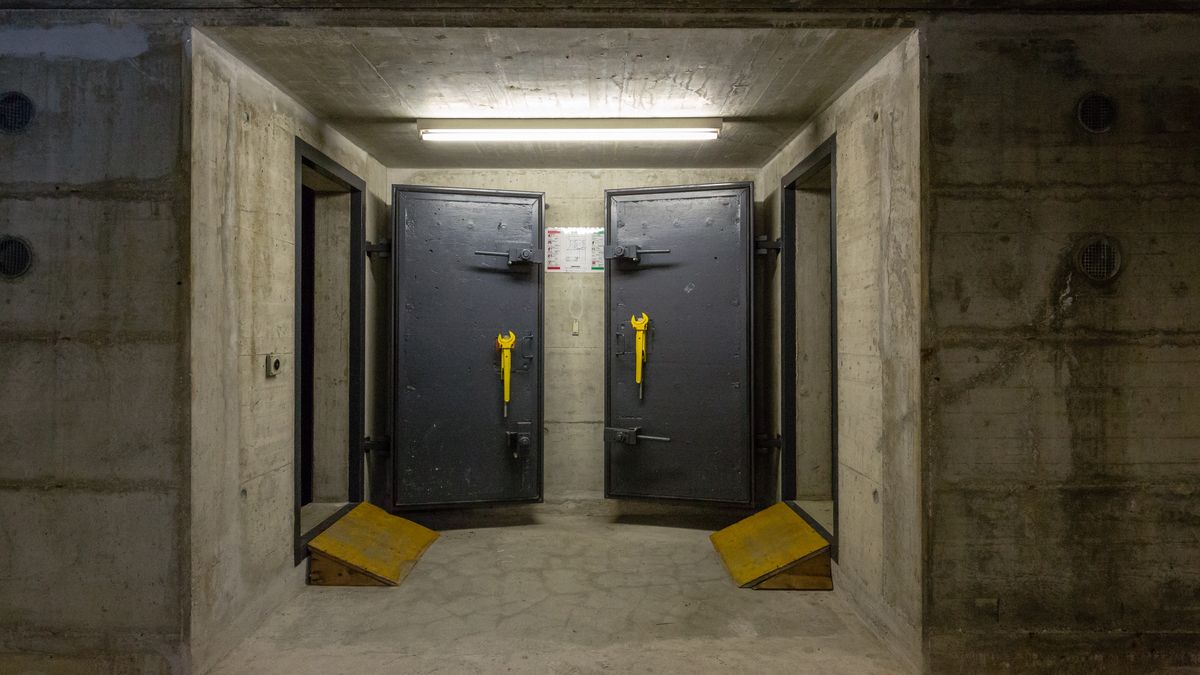 Bomb shelters in Building basement
Flourescent light and two metal doors - concrete bunker style. Building basement, Lausanne Switzerland
Genyphyr Novak