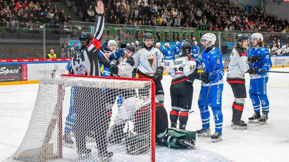 Walka zawodników GKS Tychy i Re-Plast Unii Oświęcim [foto: Jarosław Fiedor]