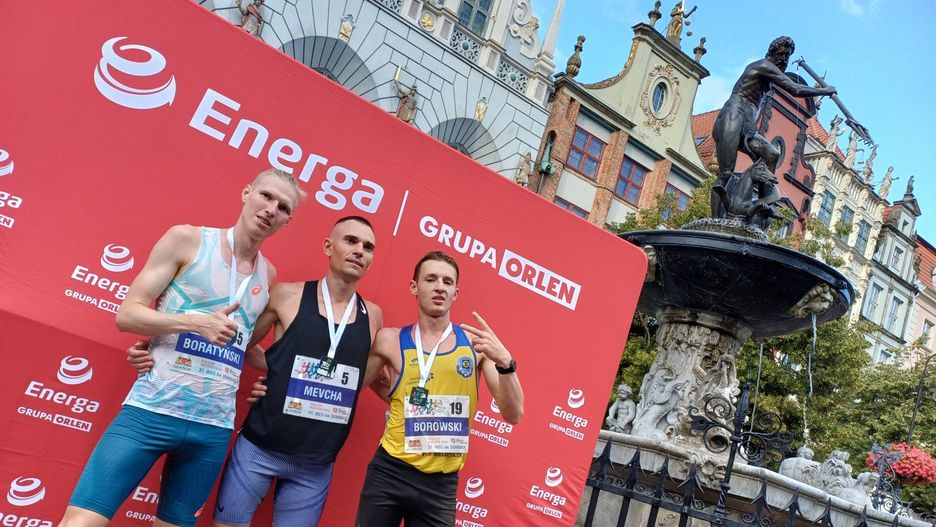 Najszybsi biegacze w biegu na 10 km w ramach Biegu św. Dominika w Gdańsku. Od lewej: Dariusz Boratyński, Mykoła Mewsza z Ukrainy oraz Dawid Borowski (2.08.2025)