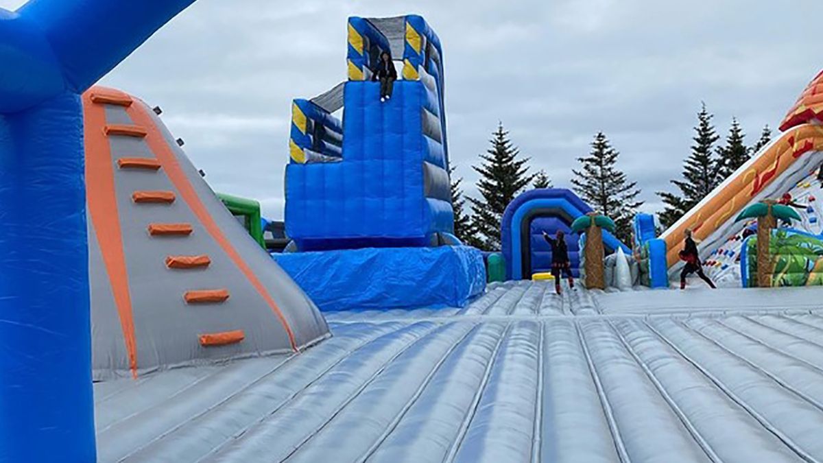 Wichura porwała dmuchany zamek. W środku było 108 dzieci