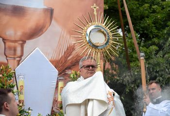 Jest decyzja biskupów. Wiadomo, czy w piątek można zjeść mięso