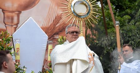 Jest decyzja biskupów. Wiadomo, czy w piątek można zjeść mięso