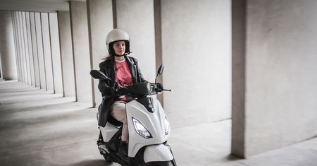 Włosi pokazali Piaggio 1. To elektryczny skuter z wyjmowanym akumulatorem