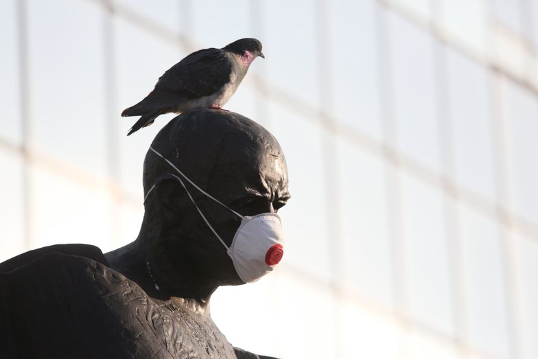 Pominik Stefana Starzyńskiego w centrum Warszawy. Członkowie stowarzyszenia Miasto jest Nasze domagają się walki ze smogiem.