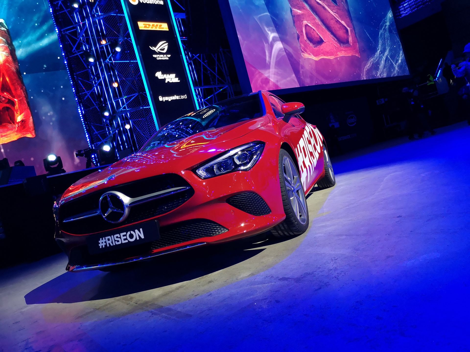 Mercedes CLA Coupé przed sceną w Spodku.
