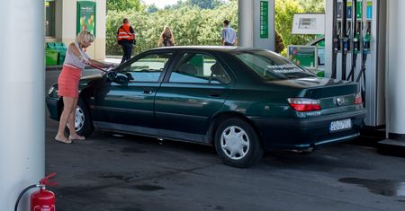 Od 2040 roku zakaz sprzedaży samochodów spalinowych w Wielkiej Brytanii i Francji
