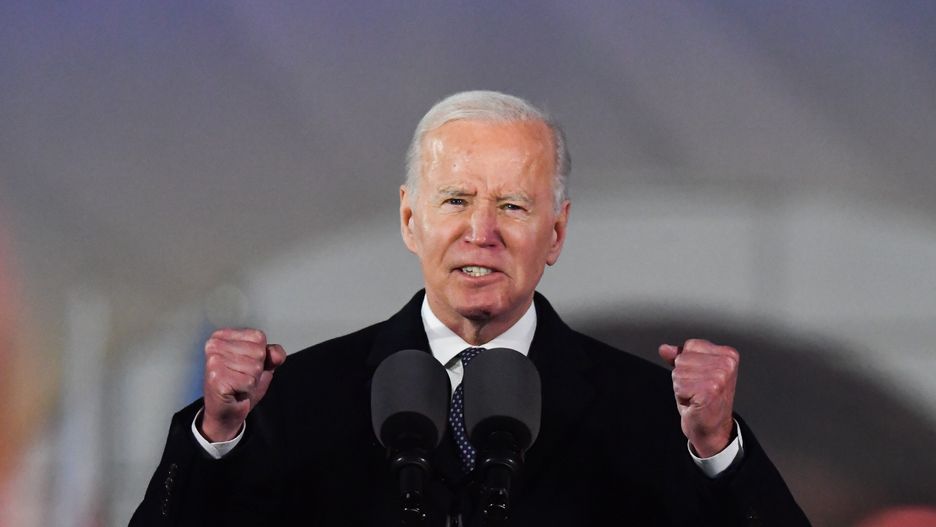 Warszawa, 21.02.2023. Pierwszy dzień oficjalnej wizyty prezydenta USA Joe Bidena w Warszawie, 21 bm. Prezydent Stanów Zjednoczonych Joe Biden wygłasza przemówienie do narodu polskiego w Arkadach Kubickiego w ogrodach Zamku Królewskiego w Warszawie. Prezydent Biden jest z wizytą w Polsce. (mr) PAP/Piotr Nowak