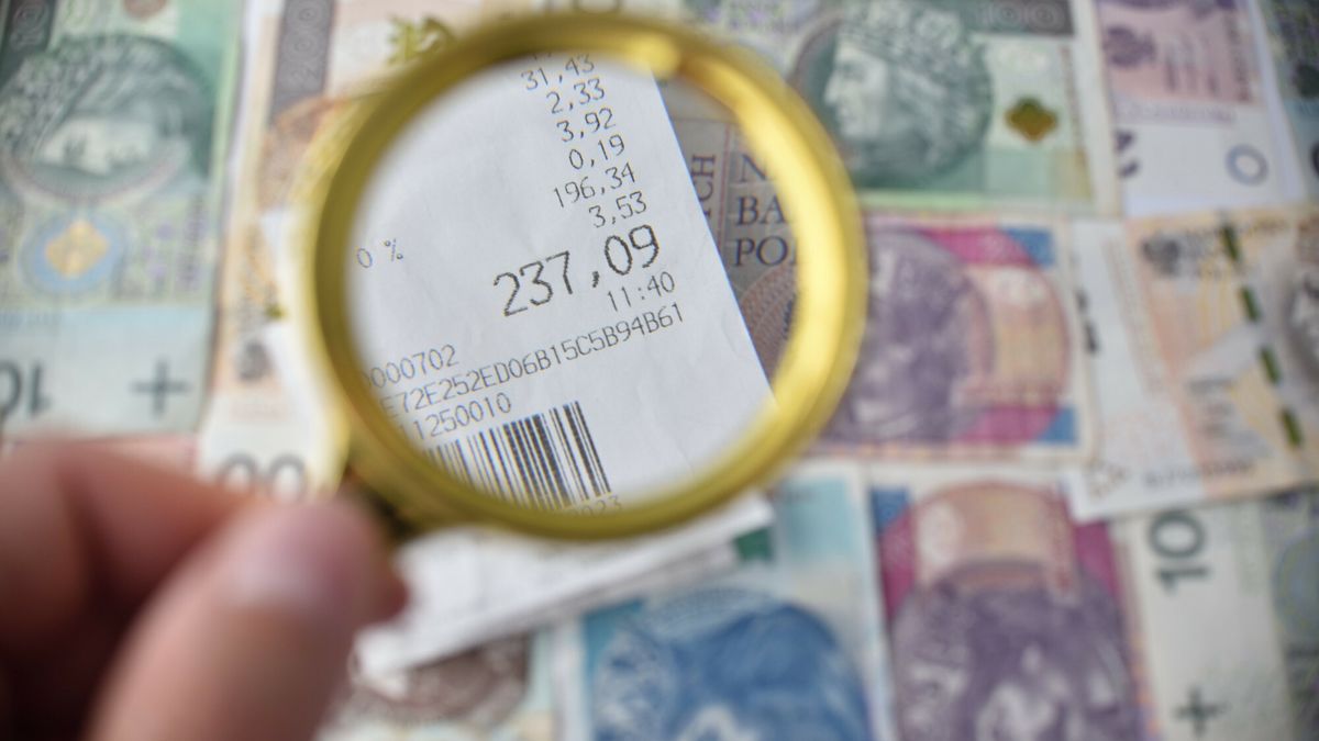 Stock Bart?omiej Magierowski
Fot. Bartlomiej Magierowski/East News. Wroclaw 31.05.2023. Zdjecie ilustracyjne - finanse, gospodarka, pieniadze. N/z: lupa, zblizenie na sume z paragonu, w tle gotowka.
Bartlomiej Magierowski