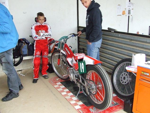 Bohater tekstu w parku maszyn. Fot. Paweł Palka