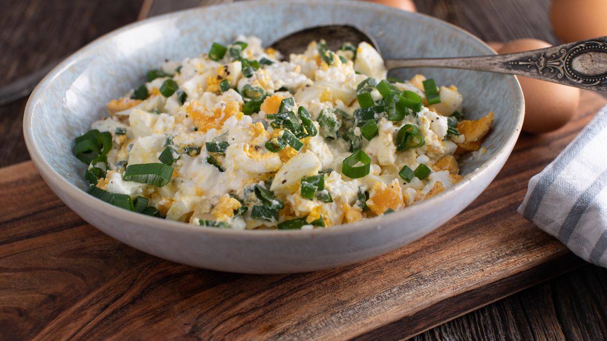 Sałatka czosnkowo-jajeczna