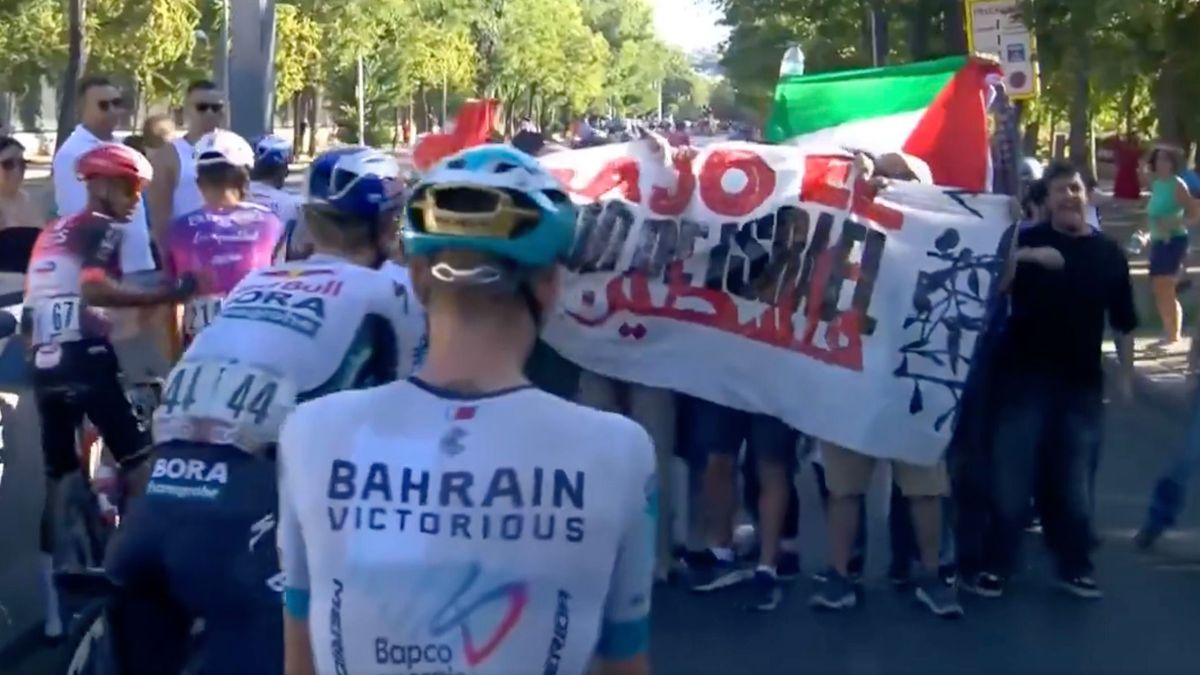 Twitter / Eurosport Espana / Kolarze zatrzymani przez protestujących na Vuelta a Espana