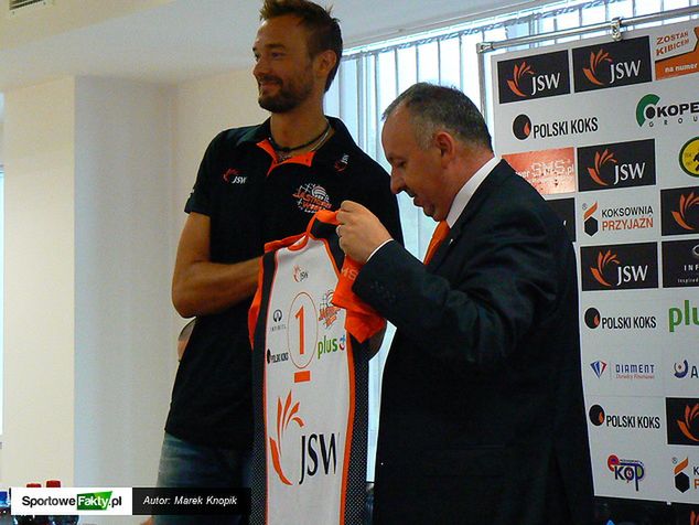Michał Łasko odbiera z rąk prezesa Zdzisława Grodeckiego koszulkę na nowy sezon