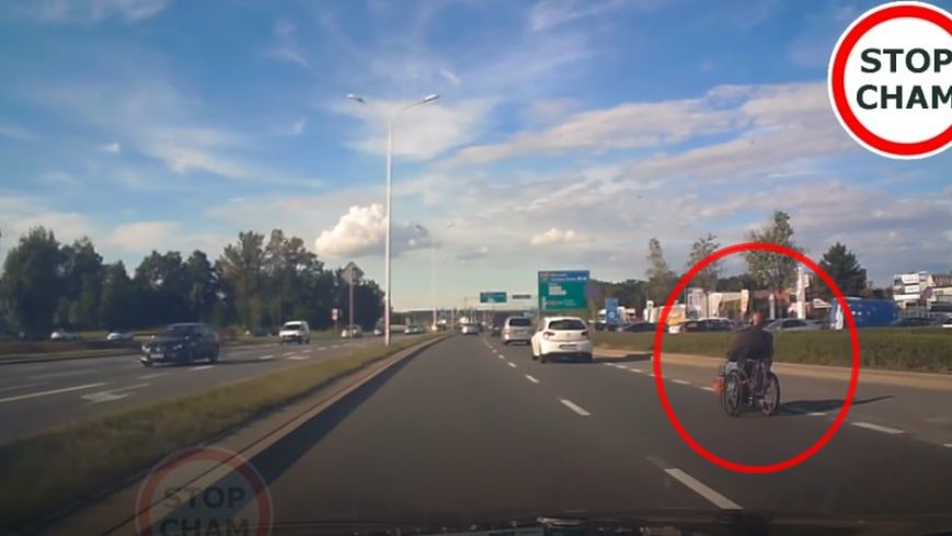 Wózkiem inwalidzkim jechał równo z samochodami, ale jego miejsce jest na chodniku.